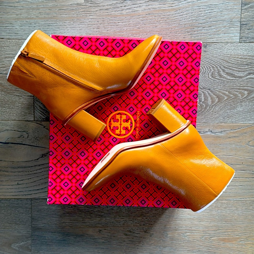 TORY BURCH BROOKE STAMPED HEEL ROUND TOE LEATHER BOOTIE IN CARAMEL CORN - 9 - Picture 4 of 16